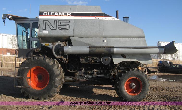 image for item E3142 Gleaner N5 combine