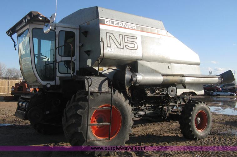 image for item E3142 Gleaner N5 combine