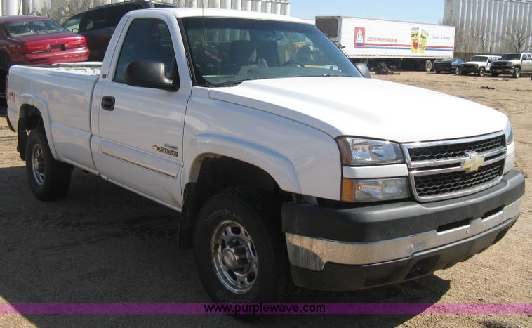 image for item E3153 2007 Chevrolet Silverado Classic 2500HD LT pickup truck