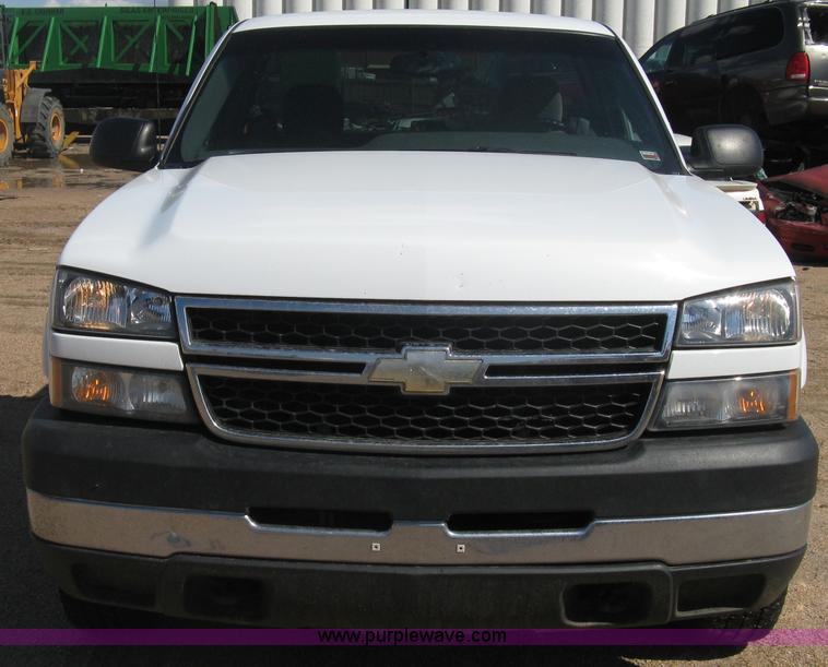 image for item E3153 2007 Chevrolet Silverado Classic 2500HD LT pickup truck