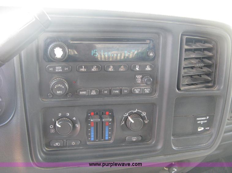 image for item E3153 2007 Chevrolet Silverado Classic 2500HD LT pickup truck