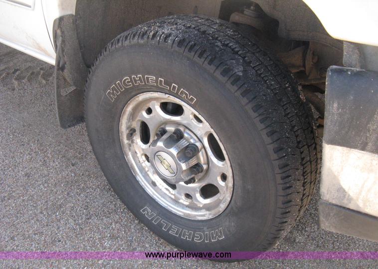 image for item E3153 2007 Chevrolet Silverado Classic 2500HD LT pickup truck