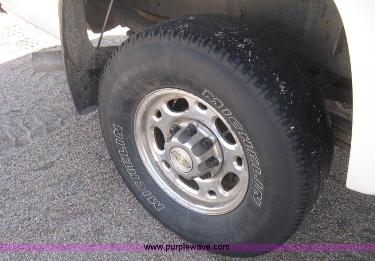 image for item E3153 2007 Chevrolet Silverado Classic 2500HD LT pickup truck