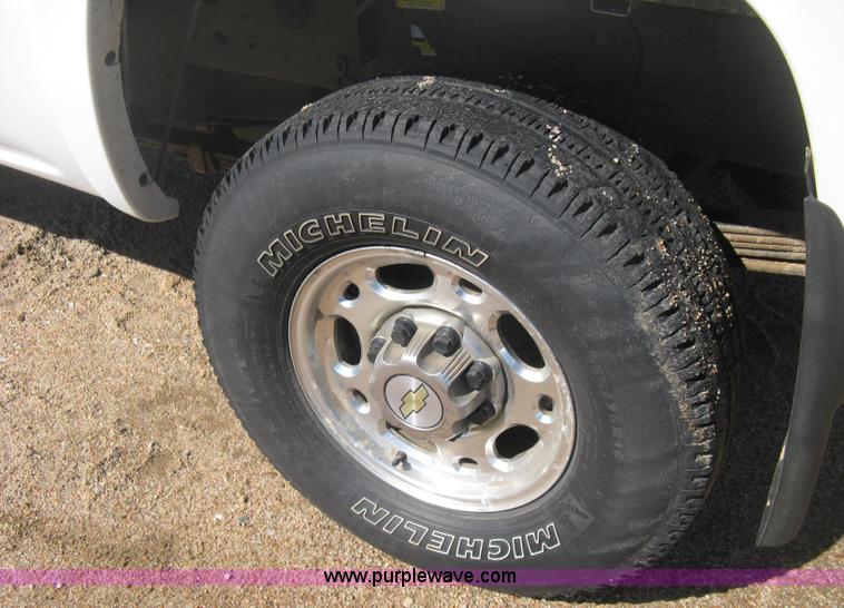 image for item E3153 2007 Chevrolet Silverado Classic 2500HD LT pickup truck