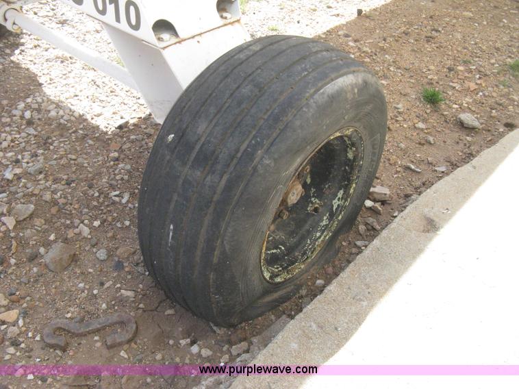 image for item E3220 Anhydrous ammonia tank on running gear