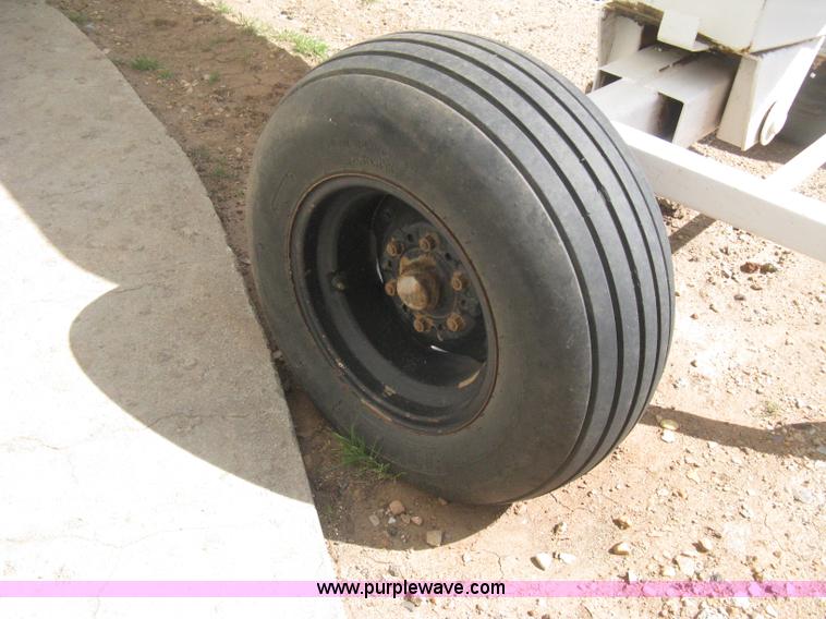 image for item E3221 Anhydrous ammonia tank on running gear