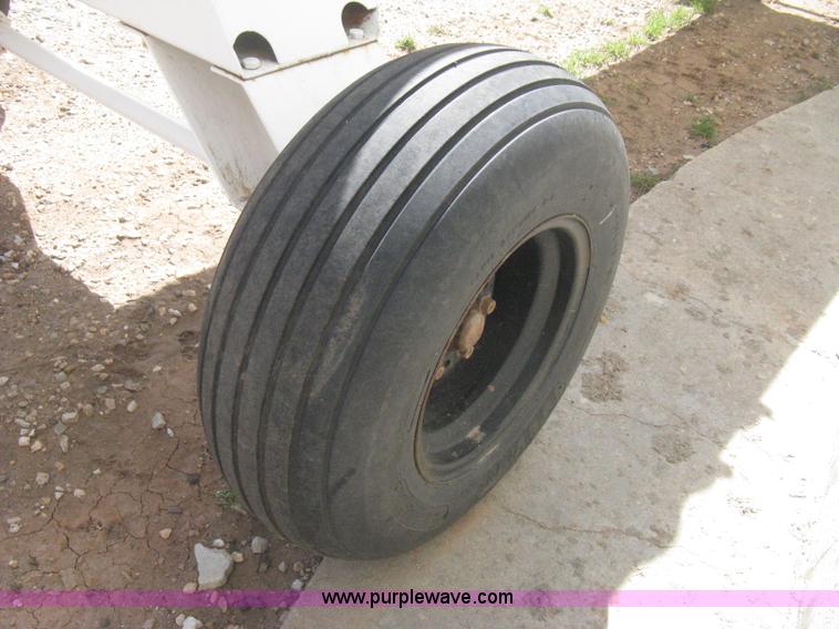 image for item E3221 Anhydrous ammonia tank on running gear