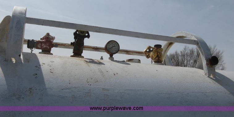 image for item E3225 Anhydrous ammonia tank