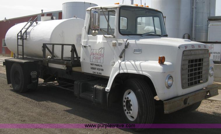 image for item E3226 1974 Ford 700 tender truck