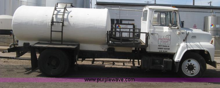 image for item E3226 1974 Ford 700 tender truck