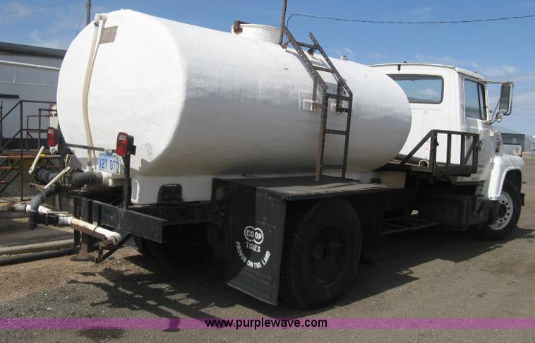 image for item E3226 1974 Ford 700 tender truck