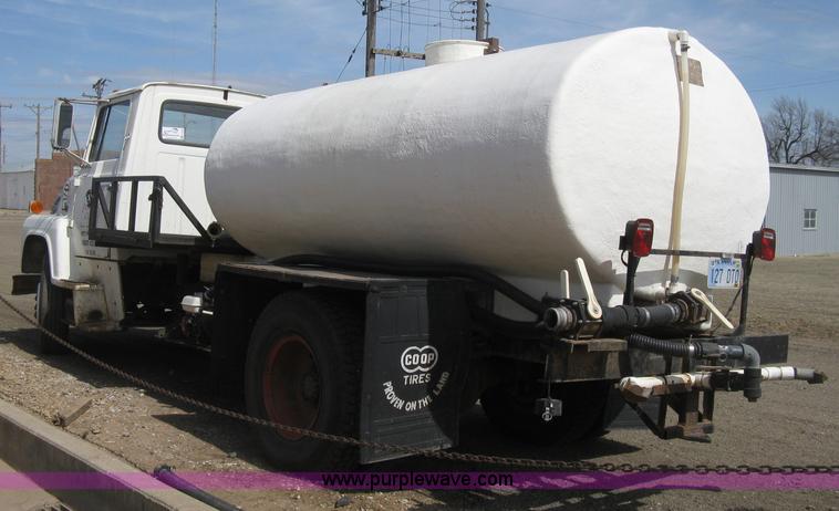 image for item E3226 1974 Ford 700 tender truck