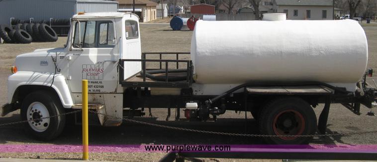 image for item E3226 1974 Ford 700 tender truck