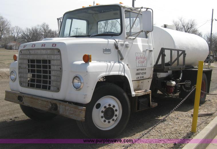 image for item E3226 1974 Ford 700 tender truck