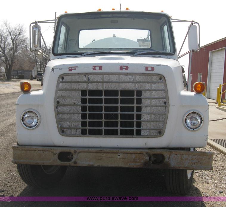 image for item E3226 1974 Ford 700 tender truck