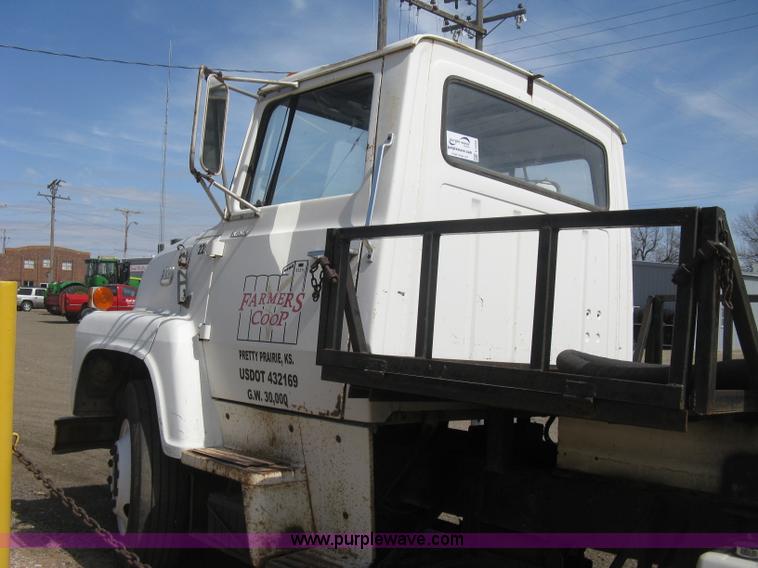 image for item E3226 1974 Ford 700 tender truck