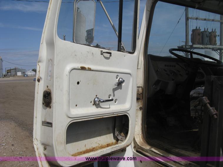 image for item E3226 1974 Ford 700 tender truck
