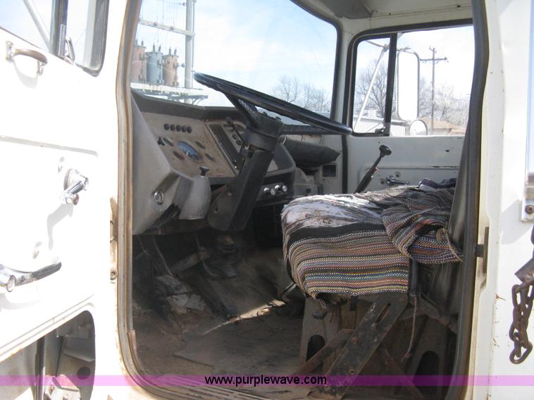 image for item E3226 1974 Ford 700 tender truck