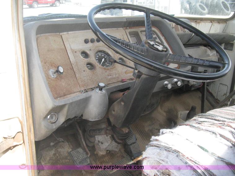 image for item E3226 1974 Ford 700 tender truck