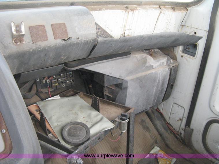 image for item E3226 1974 Ford 700 tender truck