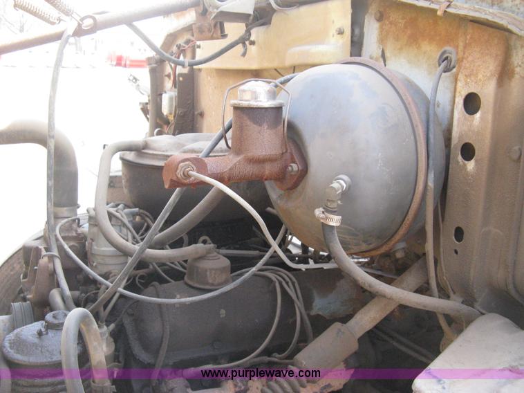 image for item E3226 1974 Ford 700 tender truck