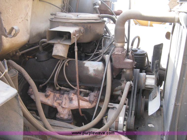 image for item E3226 1974 Ford 700 tender truck