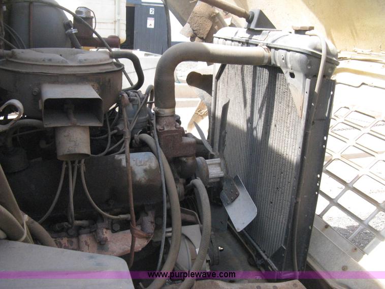 image for item E3226 1974 Ford 700 tender truck