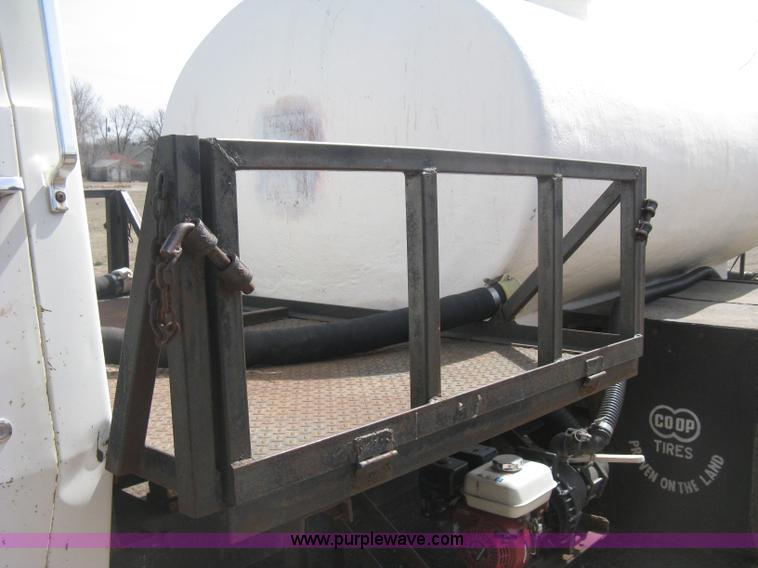 image for item E3226 1974 Ford 700 tender truck