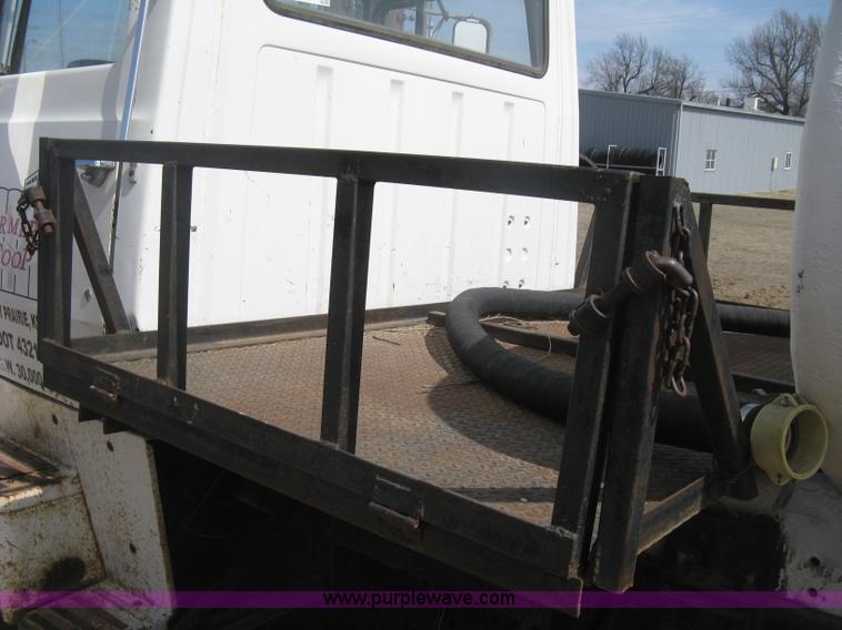 image for item E3226 1974 Ford 700 tender truck