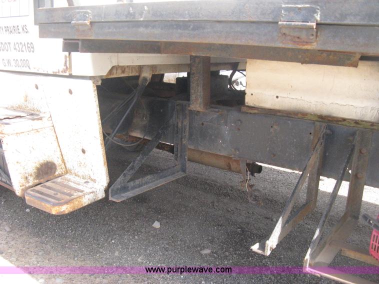 image for item E3226 1974 Ford 700 tender truck