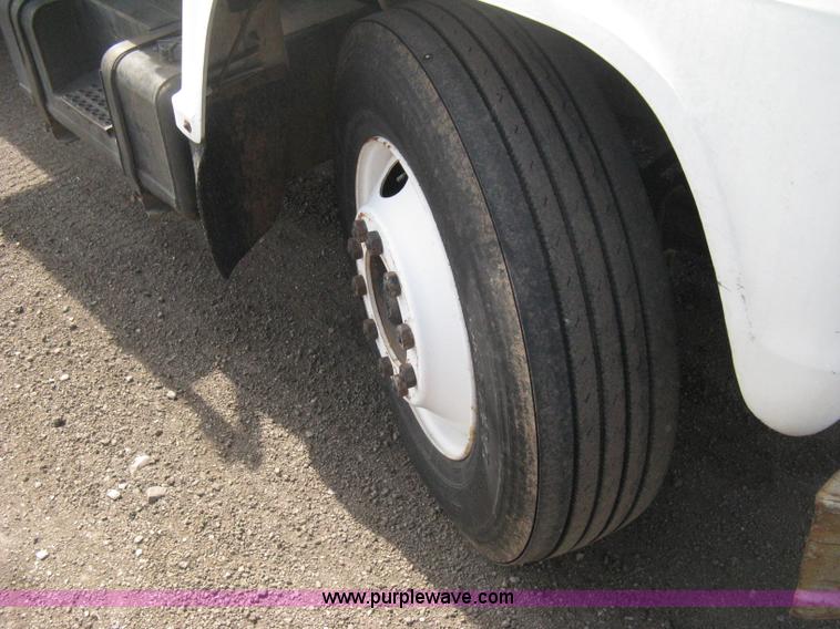 image for item E3226 1974 Ford 700 tender truck