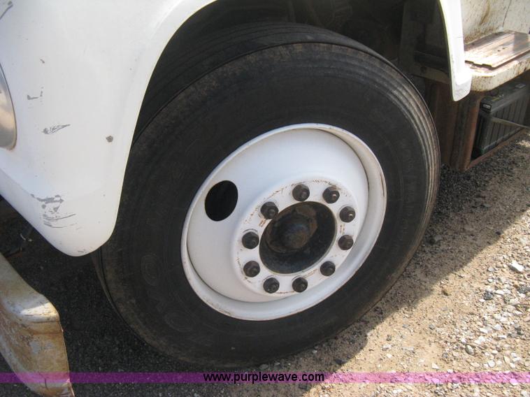 image for item E3226 1974 Ford 700 tender truck