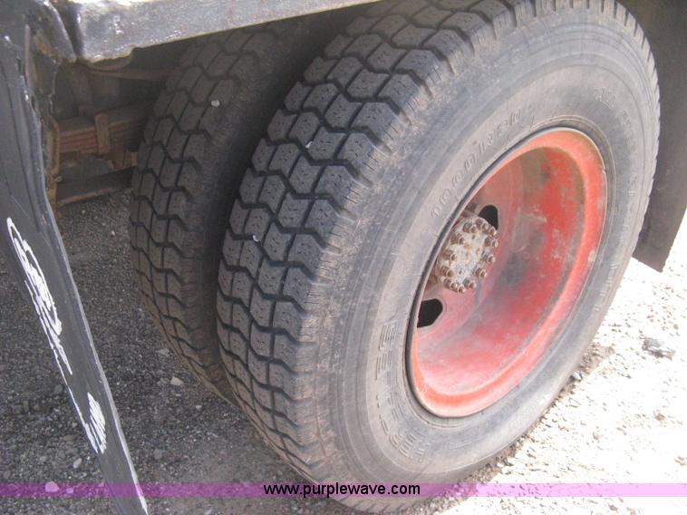 image for item E3226 1974 Ford 700 tender truck