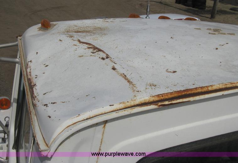 image for item E3226 1974 Ford 700 tender truck