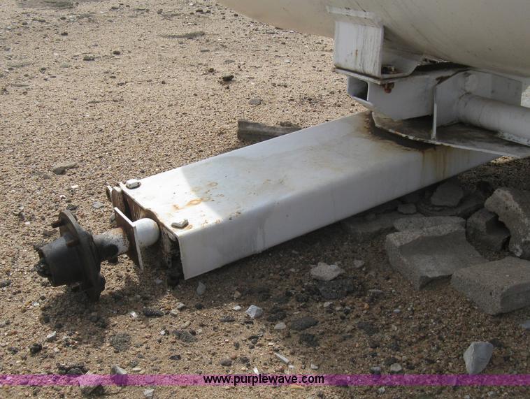 image for item E3233 Anhydrous ammonia tank