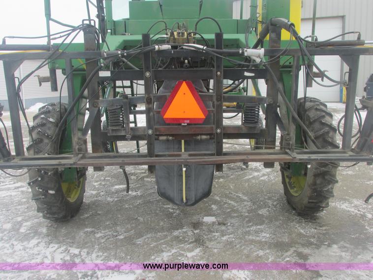 image for item E7119 1995 John Deere 6500 sprayer