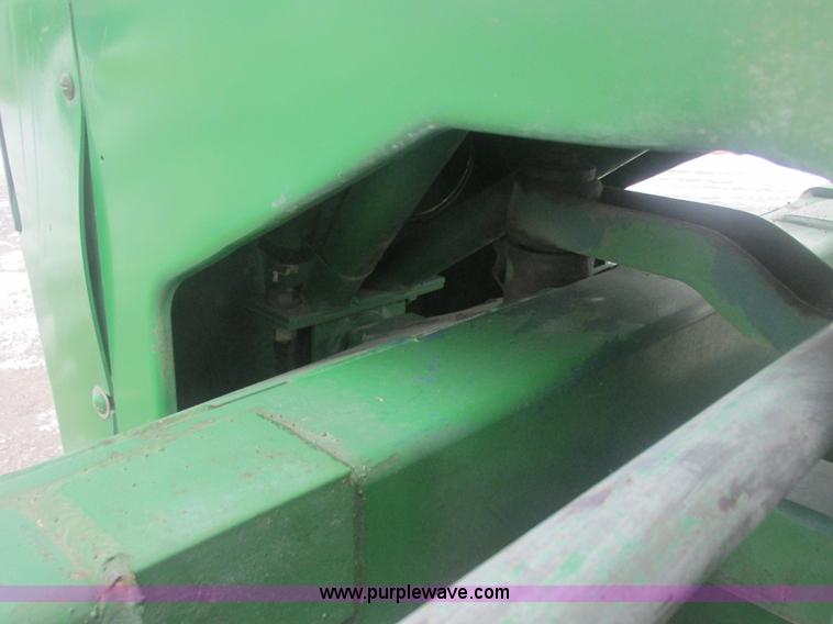 image for item E7119 1995 John Deere 6500 sprayer