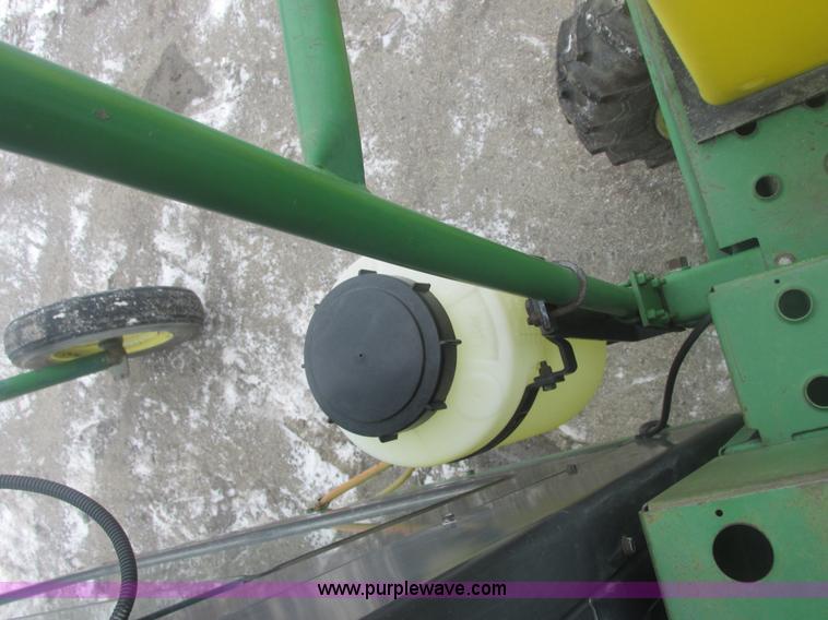 image for item E7119 1995 John Deere 6500 sprayer