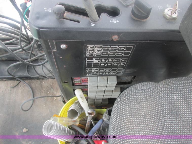 image for item E7119 1995 John Deere 6500 sprayer