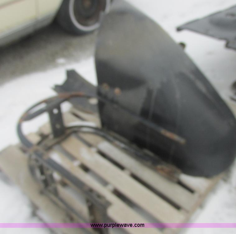 image for item E7119 1995 John Deere 6500 sprayer