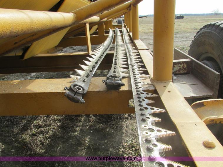 image for item F4422 2006 New Holland 74C Direct-Cut flex Cutterbar auger header