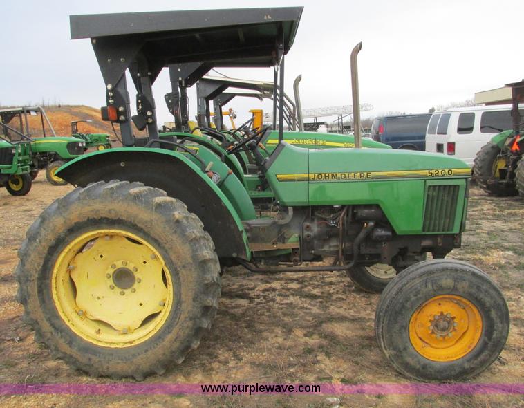 image for item F4460 1997 John Deere 5200 tractor