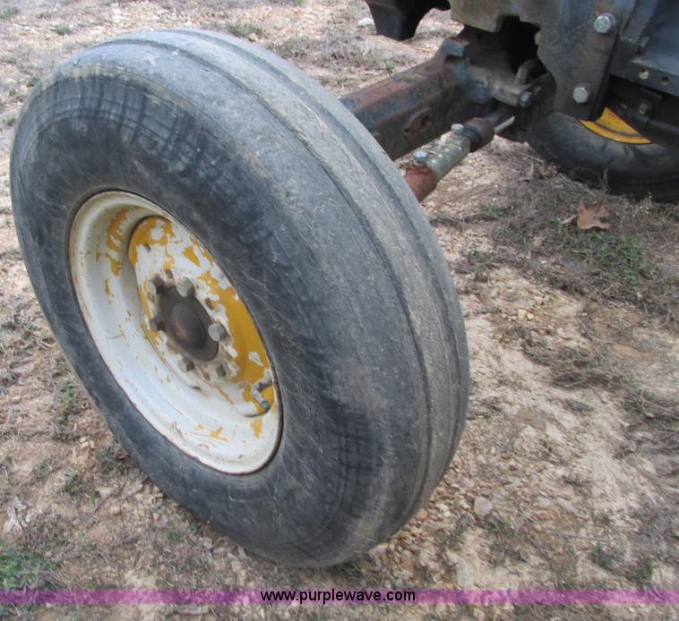 image for item F4460 1997 John Deere 5200 tractor