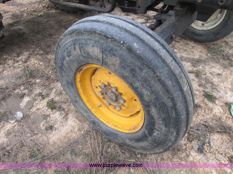 image for item F4460 1997 John Deere 5200 tractor