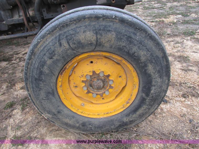 image for item F4460 1997 John Deere 5200 tractor