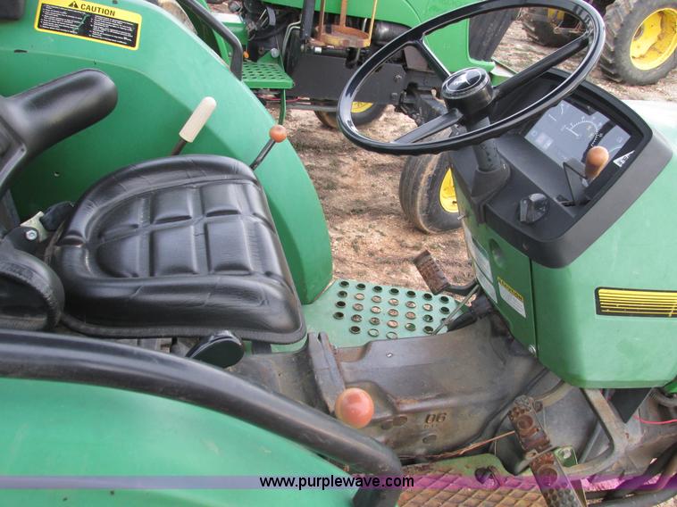 image for item F4460 1997 John Deere 5200 tractor