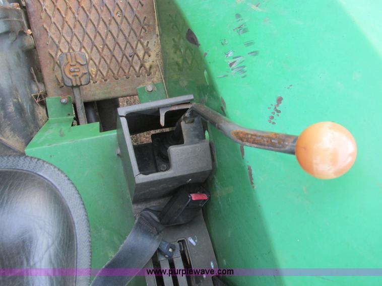 image for item F4460 1997 John Deere 5200 tractor
