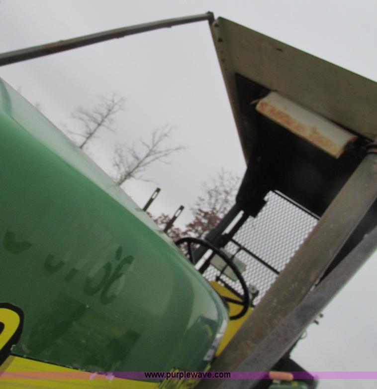 image for item F4467 2000 John Deere 5410 tractor