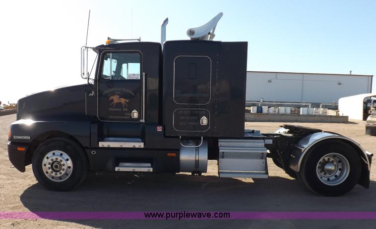 image for item F6450 1989 Kenworth T600A semi truck