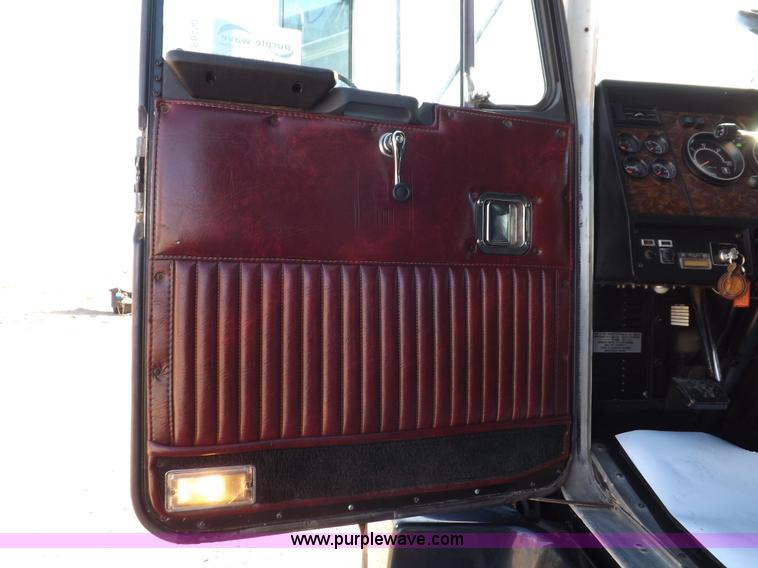 image for item F6450 1989 Kenworth T600A semi truck